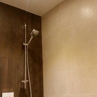 neue Dusche mit Wasserfallbrause